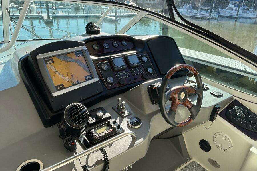 2005 Cruisers Yachts 455 Express Motor Yacht