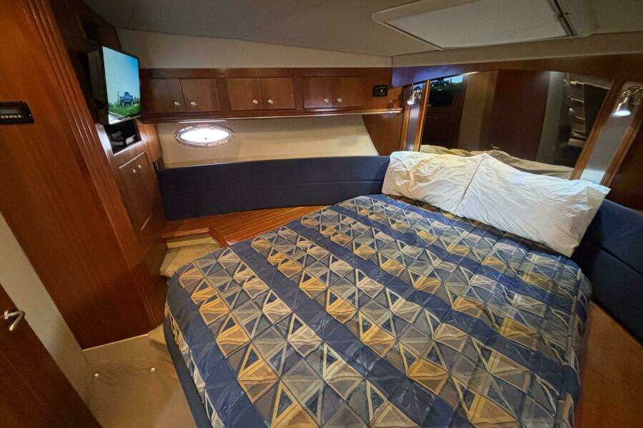 2005 Cruisers Yachts 455 Express Motor Yacht
