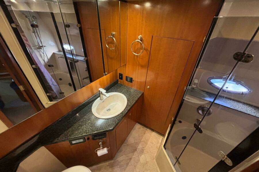 2005 Cruisers Yachts 455 Express Motor Yacht