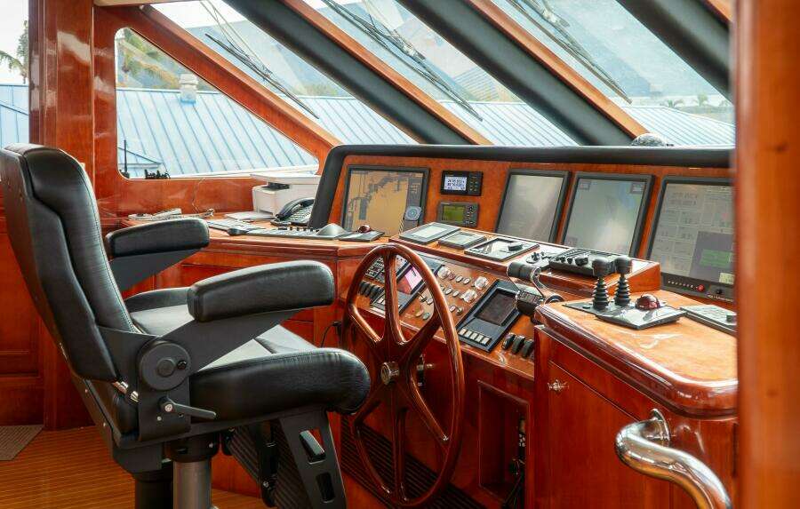 2005 Ocean Alexander 