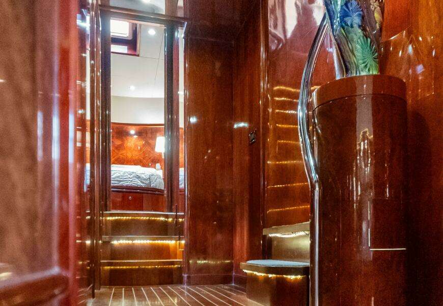 2005 Ocean Alexander 