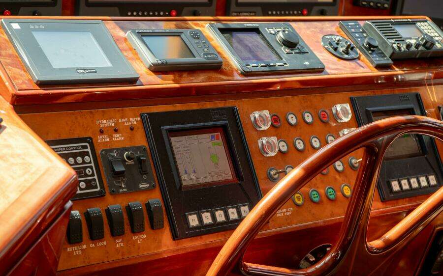 2005 Ocean Alexander 