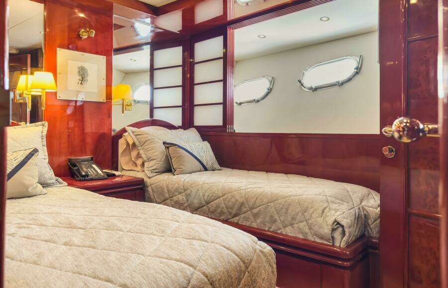 2005 Ocean Alexander 