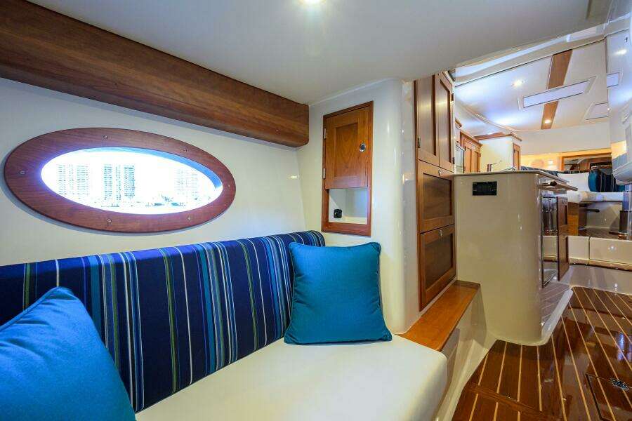 Hinckley 40X Renie Vie- Loveseat