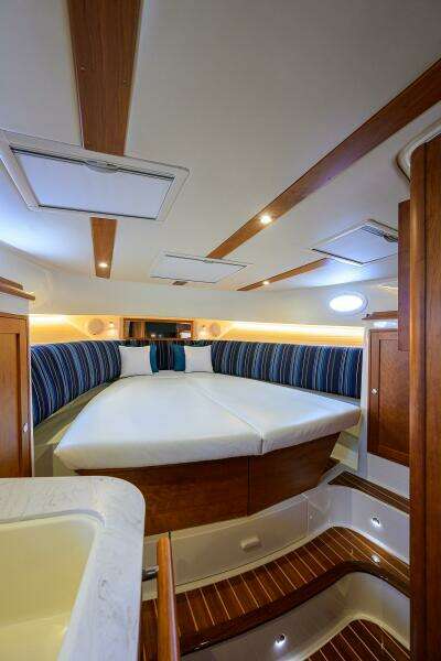 Hinckley 40X Renie Vie- Daybed Forward