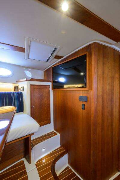 Hinckley 40X Renie Vie-TV/Storage