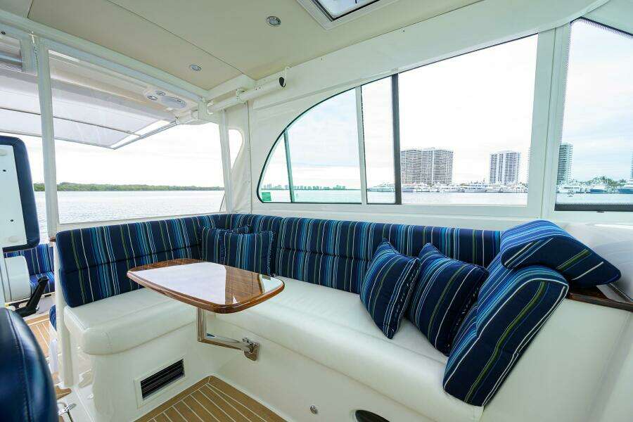 Hinckley 40X Renie Vie- Salon/Helm