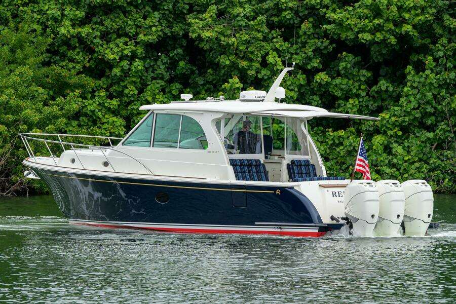 Hinckley 40X Renie Vie- Profile