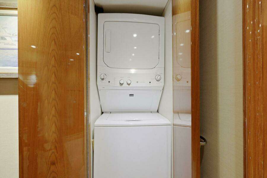 Cheoy Lee 95 FOOTLOOSE - Washer and Dryer 