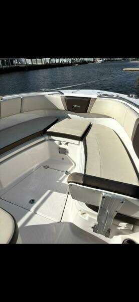 2020 Robalo R272 Center Console