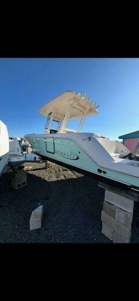 2020 Robalo R272 Center Console