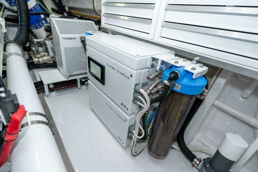 2025 Viking 90C "Zatara" - Engine Room