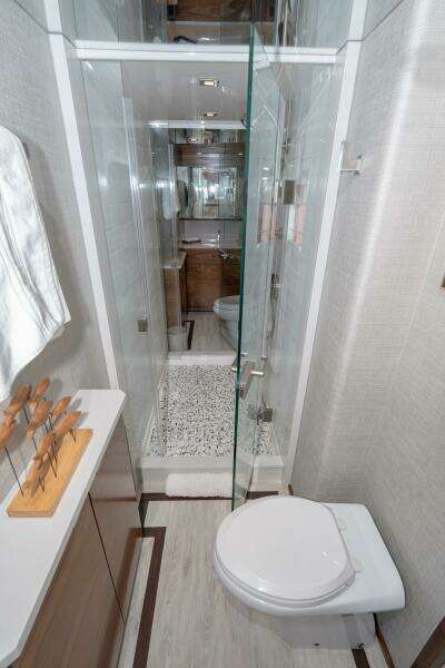 2025 Viking 90C "Zatara" - Shower