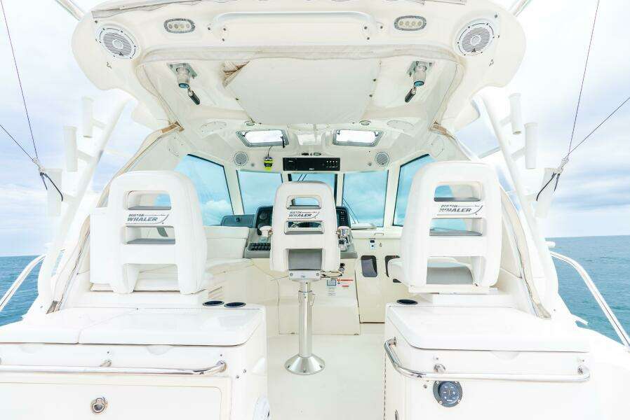2012 Boston Whaler 345 Conquest - Helm