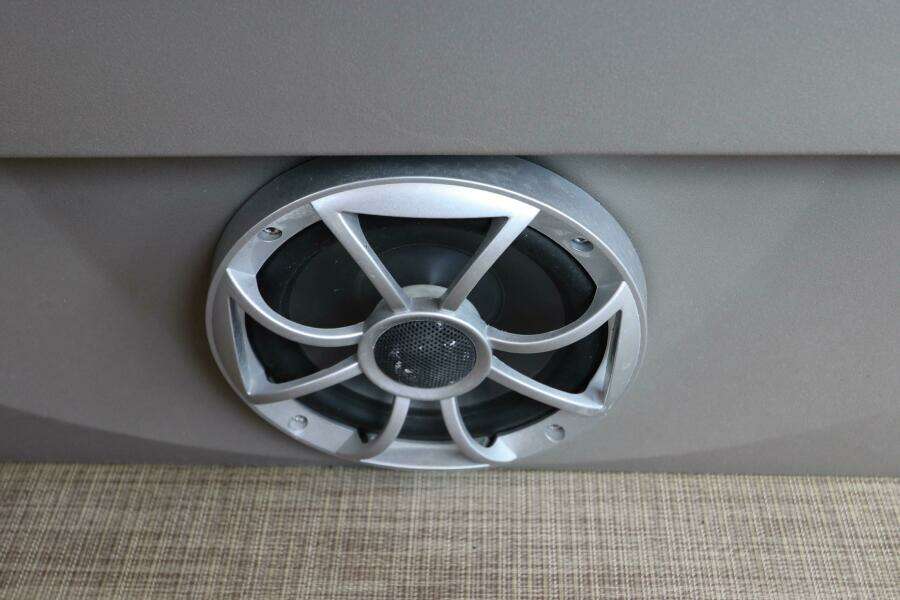 2024 Sun Tracker Party Barge 22 DLX