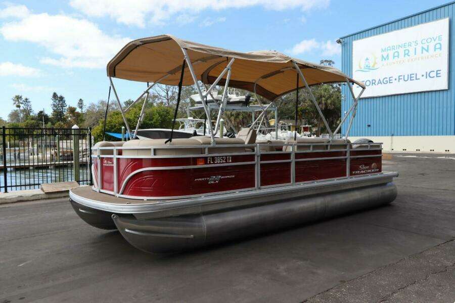 2024 Sun Tracker Party Barge 22 DLX