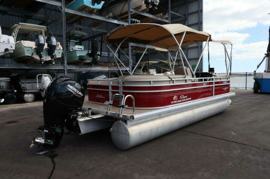 2024 Sun Tracker Party Barge 22 DLX
