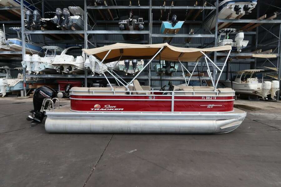2024 Sun Tracker Party Barge 22 DLX