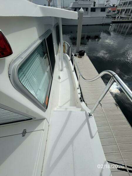 37' Great Harbour port side deck2