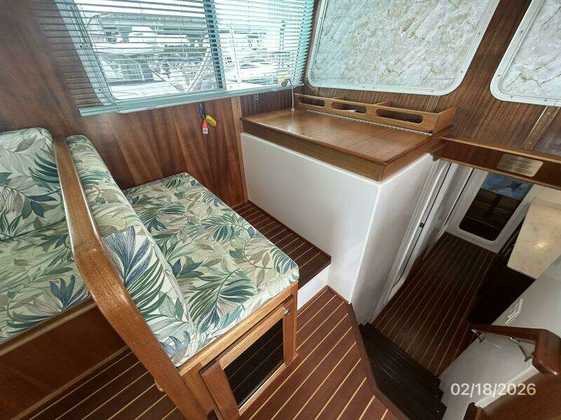 37' Great Harbour salon port forward