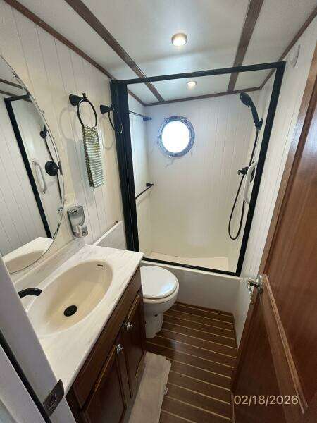 37' Great Harbour head-shower