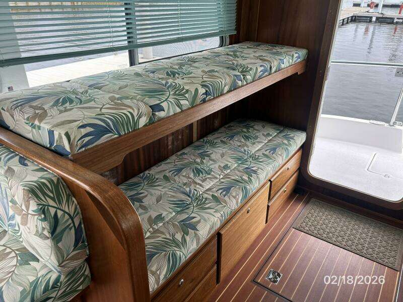 37' Great Harbour salon starboard berths2