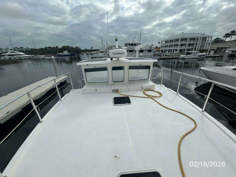 37' Great Harboour foredeck aft