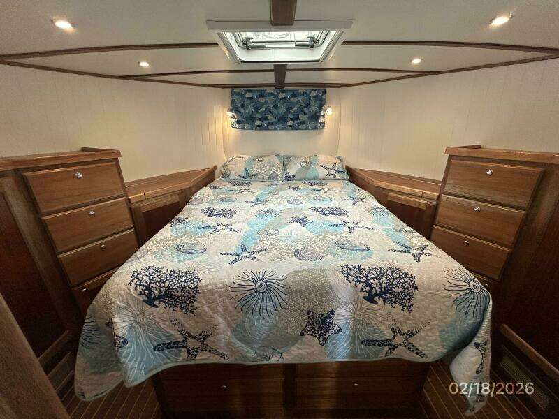 37' Great Harbour master stateroom