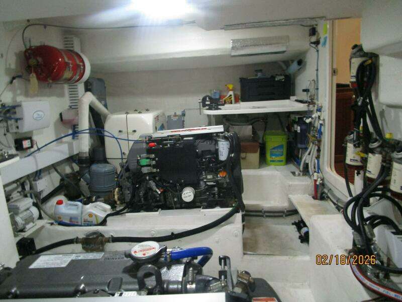 37' Great Harbour engine room port