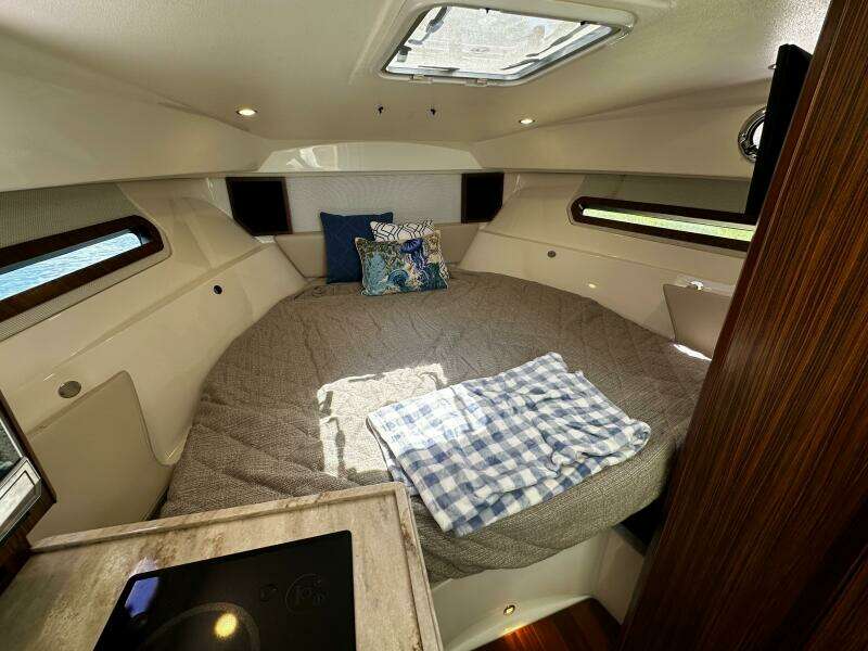 Pursuit OS 325 - Interior
