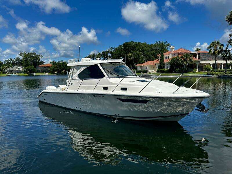 Pursuit OS 325 - Exterior