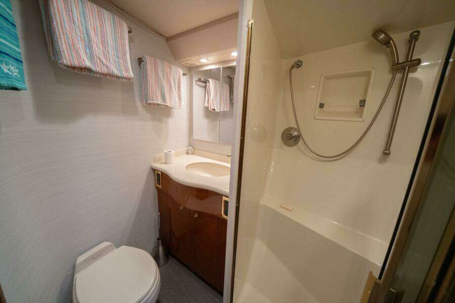 2005 Viking 52 Convertible "Aquaholic"