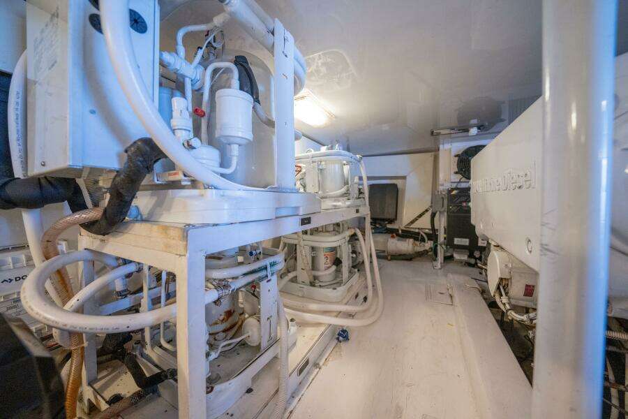 2005 Viking 52 Convertible "Aquaholic"