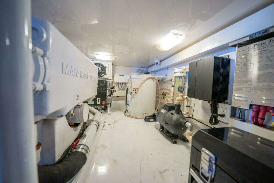 2005 Viking 52 Convertible "Aquaholic"