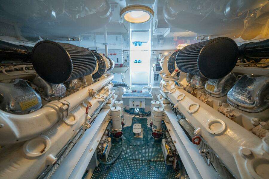 2005 Viking 52 Convertible "Aquaholic"