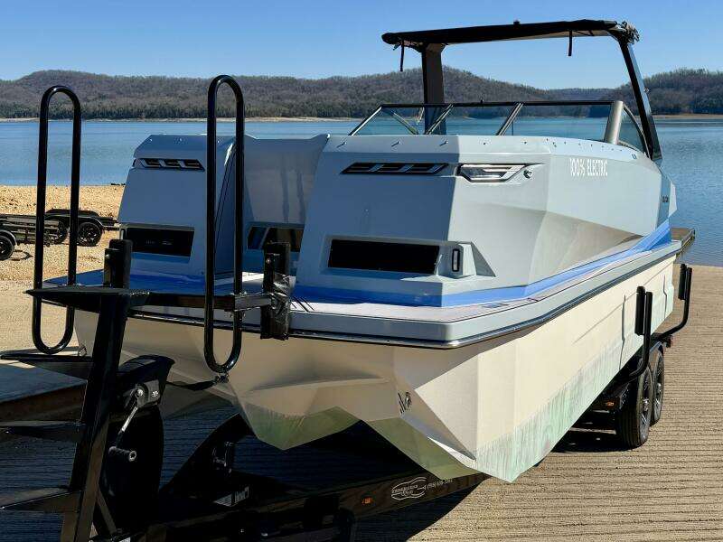 2023 Correct Craft Ingenity 23EL2 Electric Boat