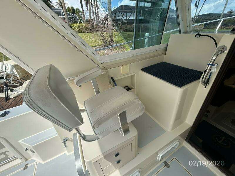 28' Albin upper deck port forward