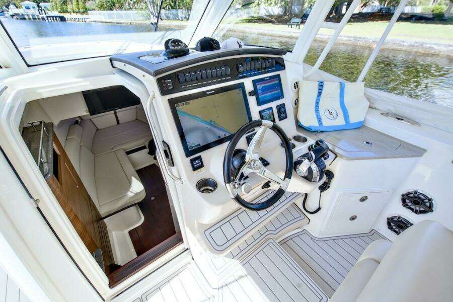2019 Boston Whaler 350 Realm