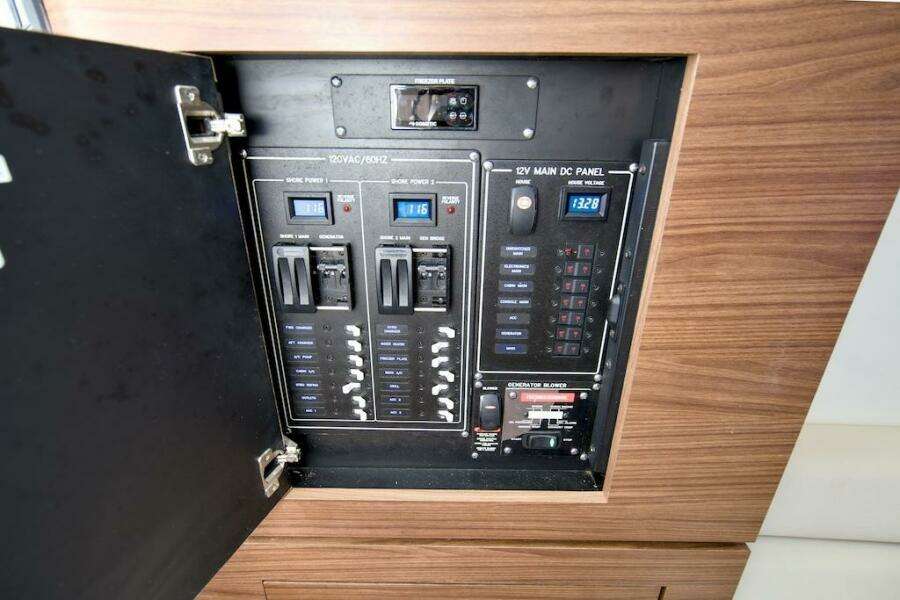 2019 Boston Whaler 350 Realm