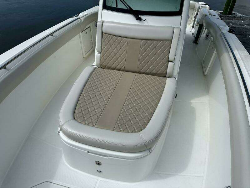 Boston Whaler 33 BOTTOMS UP -  Bow Seating  