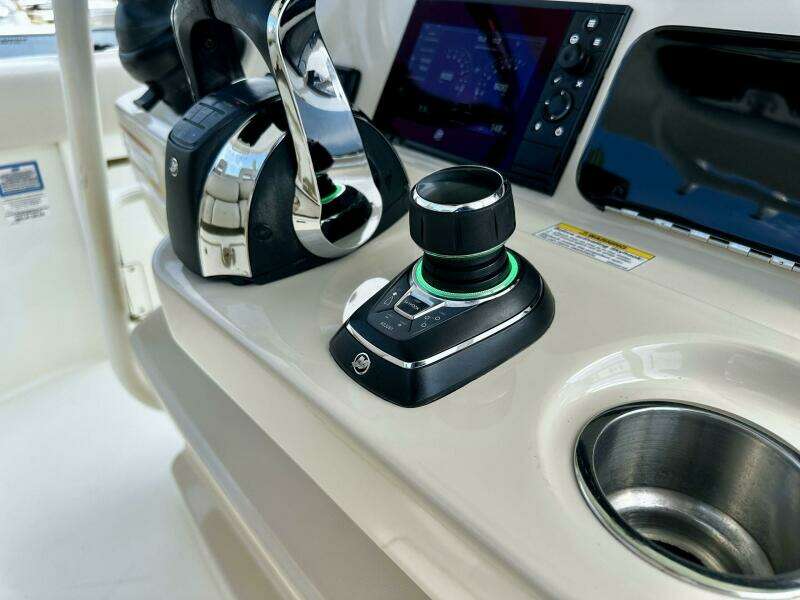 Boston Whaler 33 BOTTOMS UP - Helm