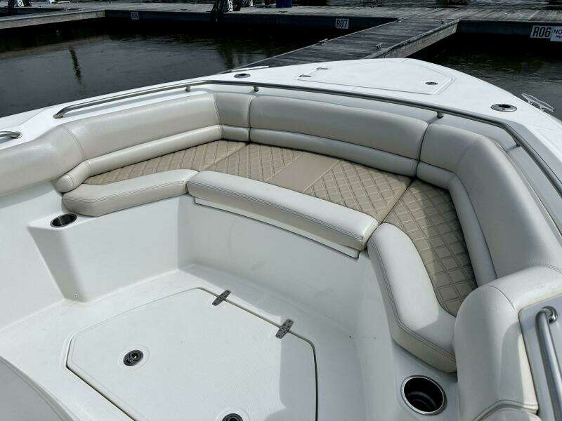 Boston Whaler 33 BOTTOMS UP -  Bow Seating  