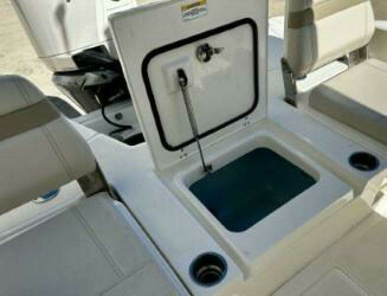 Boston Whaler 250 Dauntless - Aft