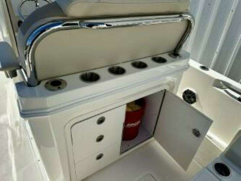 Boston Whaler 250 Dauntless - Aft