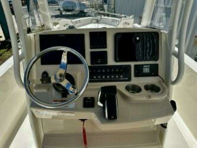 Boston Whaler 250 Dauntless - Helm