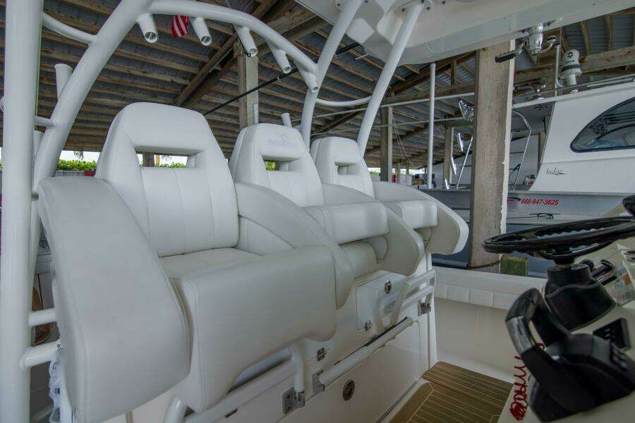 Regulator 41 - Miss Megan - Helm Seats