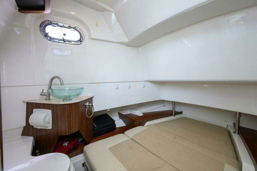Pursuit 32 - Cabin