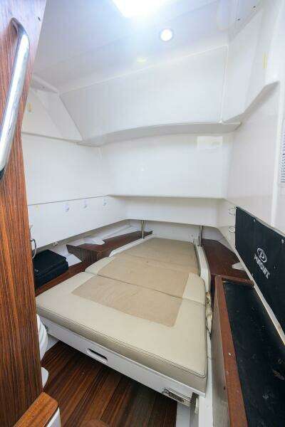 Pursuit 32 - Cabin