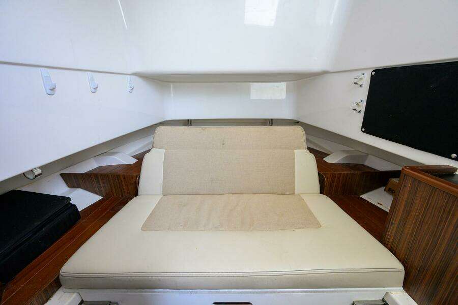Pursuit 32 - Cabin