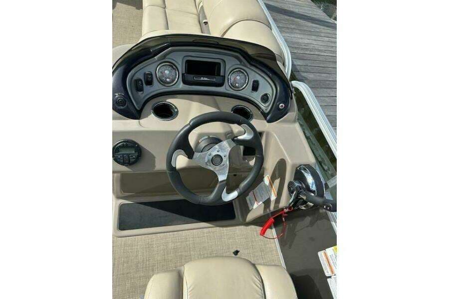 2021 Sun Tracker Party Barge 24